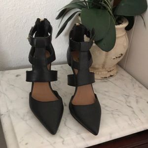 I’m selling a pair of black heels